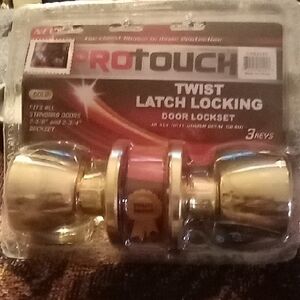 Gold Twist Latch Locking Door Lockset